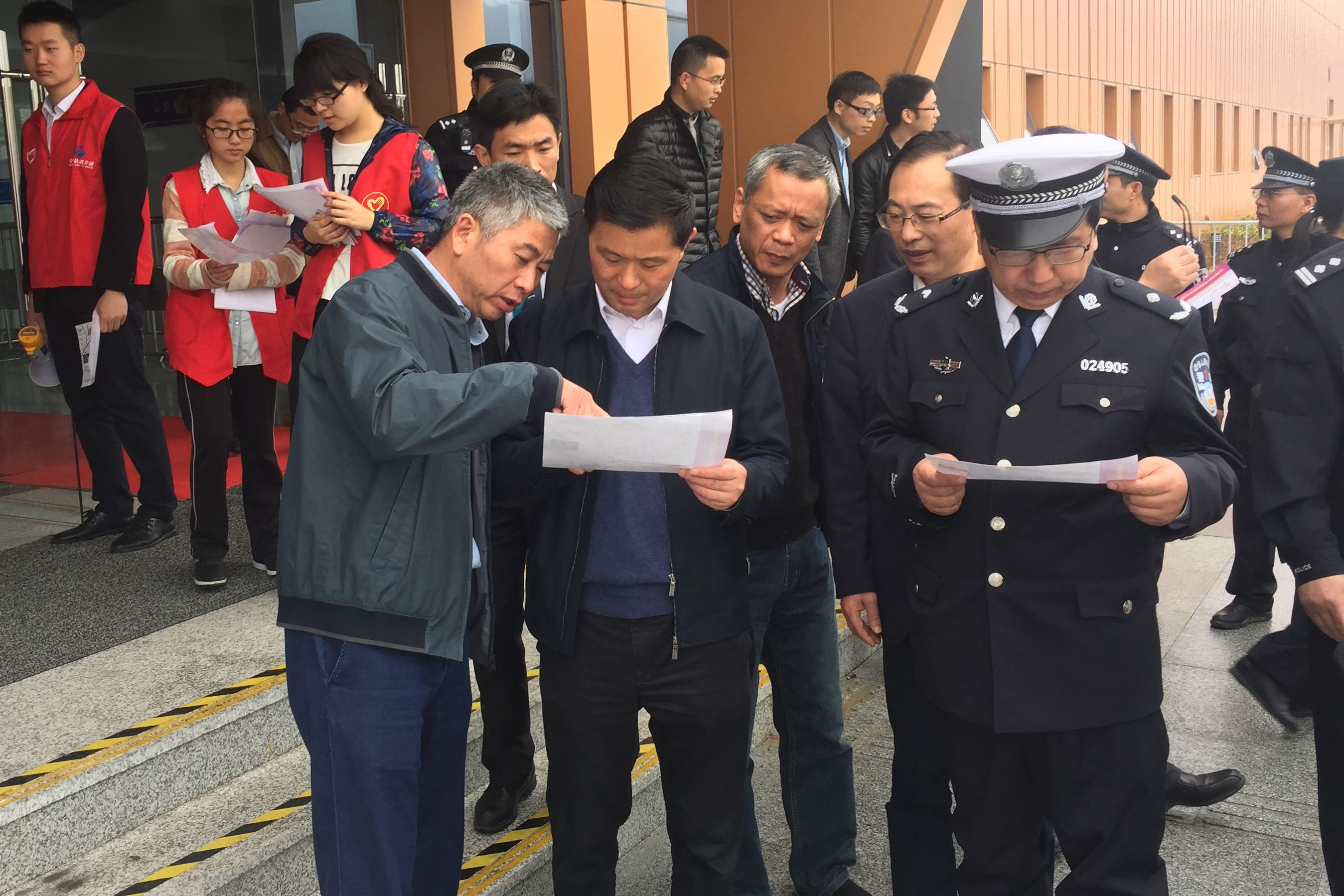 副市长王仁洲检查轨道交通清明运输工作
